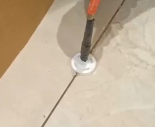 九寨沟瓷砖空鼓维修公司专业解答瓷砖在铺贴过程中，如果没有涂抹均匀到位的粘结材料（如水泥砂浆或瓷砖胶），可能会导致以下问题