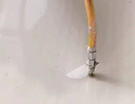 九寨沟瓷砖空鼓维修公司专业解答在瓷砖铺贴过程中，如果使用的砂料过粗（如全部使用了粗砂），可能会导致以下问题