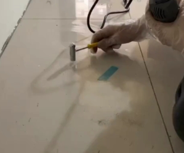 九寨沟瓷砖开裂维修公司专业分享瓷砖在铺贴前如果没有沥干水分，将会导致以下问题